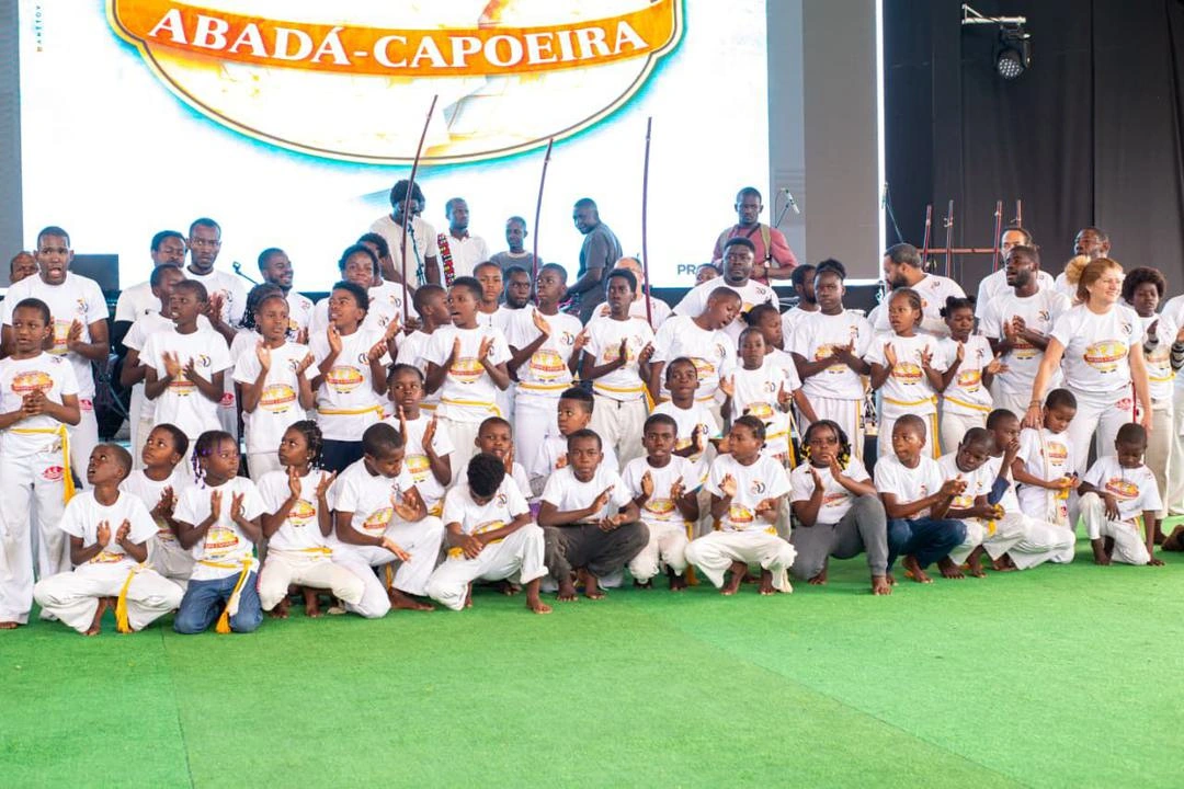 Capoeira entre gerações na celebração dos 30 anos